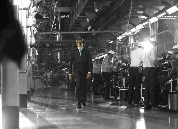 हिंदी सिनेसृष्टीचे महानायक अमिताभ बच्चन यांनी आपल्या दिल्ली ट्रिपचे काही फोटो शेअर केले. 