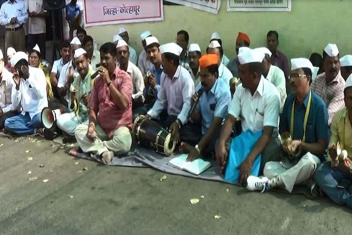 Teachers Bhajan Protest For Salary In Kolhapur कोल्हापुरात विविध मागण्यांसाठी शिक्षकांचं 'भजन आंदोलन'