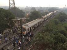 LIVE : 11 तासाच्या खोळंब्यानंतर कल्याणहून कर्जतकडे पहिली लोकल रवाना