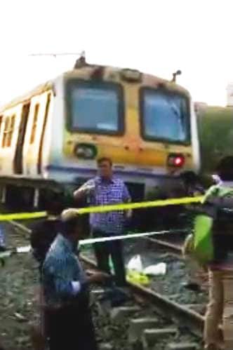 संपूर्ण यंत्रणा घटनास्थळी दाखल,डब्बे हटवण्याचं काम सुरु, अपघातात कोणीही जखमी झालेलं नाही, अशी माहिती मध्य रेल्वेचे जनसंपर्क अधिकारी ए के जैन यांनी दिली आहे.
