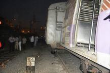 लोकल घसरली, मध्य रेल्वेची वाहतूक ठप्प