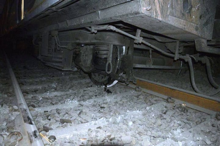 लोकलसेवा तर ठप्प झालीच आहे, मात्र त्याचसोबत लांब पल्ल्याच्या गाड्यांवरही परिणाम झाला आहे.