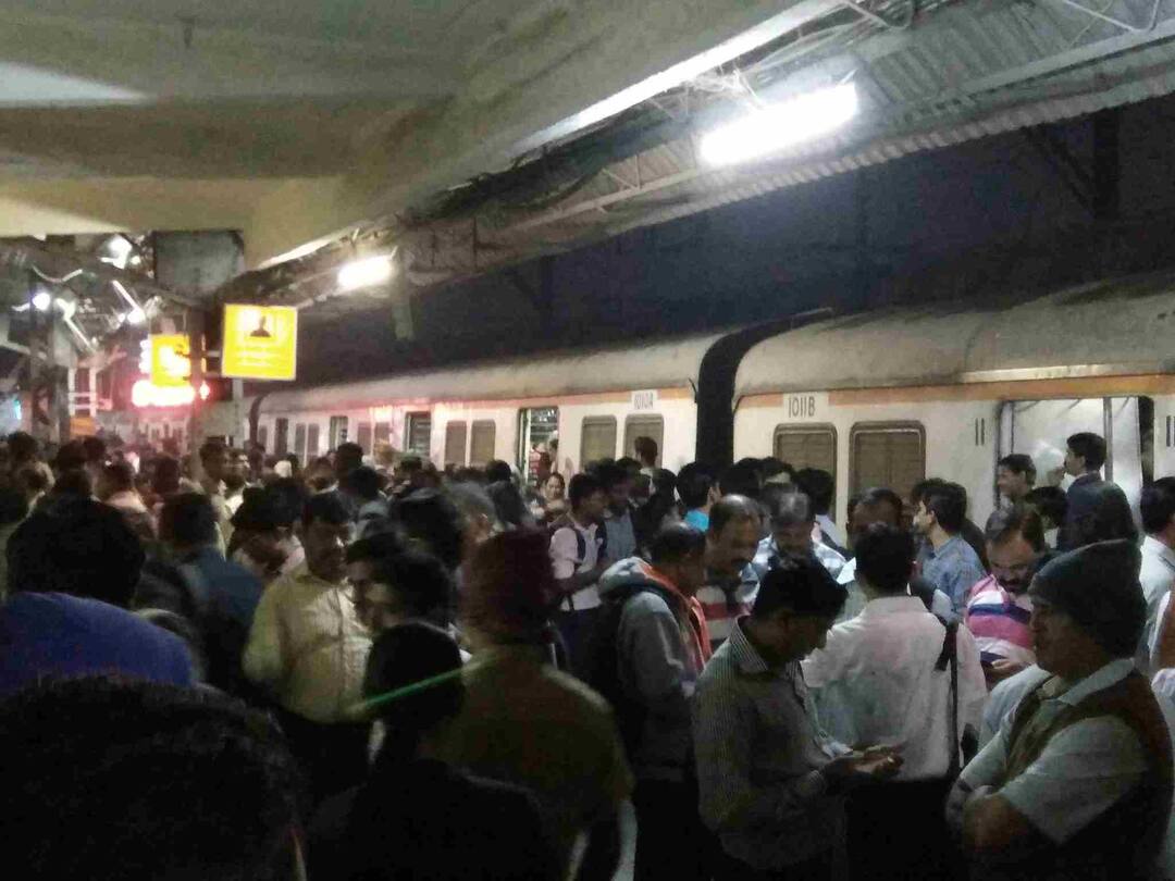 मालगाडीचा घसरलेला डबा हटवला, मध्य रेल्वे पूर्वपदावर Thane : Goods train derailed near Diva railway station latest update मालगाडीचा घसरलेला डबा हटवला, मध्य रेल्वे पूर्वपदावर