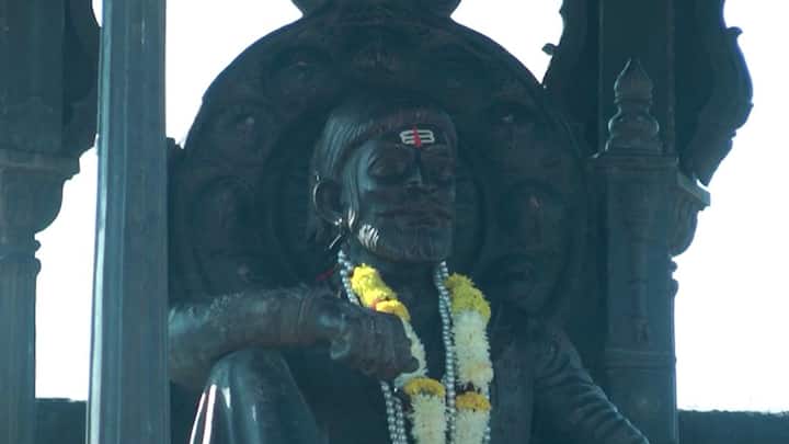 'रायगड' म्हटलं की नजरेसमोर येतात ते छत्रपती शिवाजी महाराज आणि त्यांचा रायगड किल्ला.