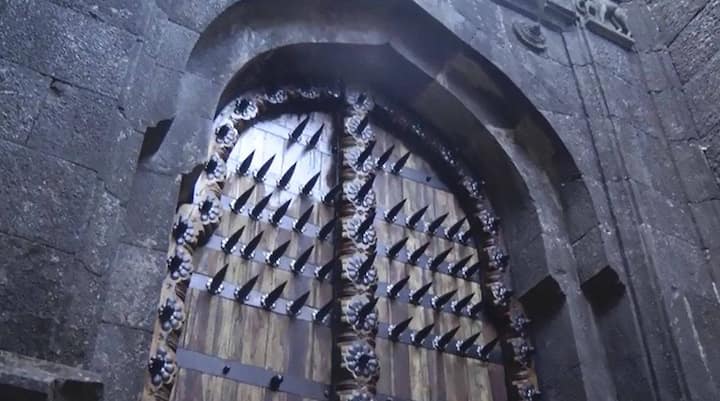 नव्याने बसवण्यात आलेल्या या दरवाजामध्ये एक छोटा 'दिंडी' दरवाजा तयार करण्यात आला असून किल्ले रायगडावरील महादरवाजावरील हे प्रवेशद्वार हे सूर्यादय ते सूर्यास्तादरम्यान उघडं ठेवण्यात येणार आहे. तर किल्ले रायगडावर बसवण्यात आलेल्या या महादरवाजामुळे गडाच्या आकर्षणात भर पडली आहे.