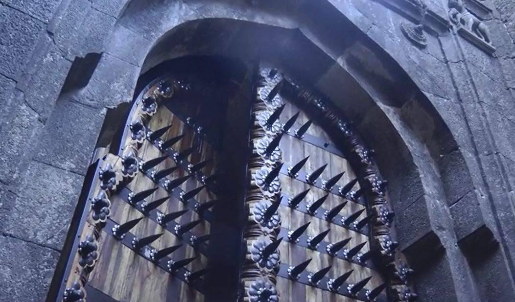 New Large Door For Raigad Fort 16 फूट उंच, 10 फूट रुंद अन् 4 टन वजन, किल्ले रायगडाला नवीन महादरवाजा