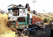 बुलडाण्यात भीषण अपघात, 4 ठार, 2 गंभीर