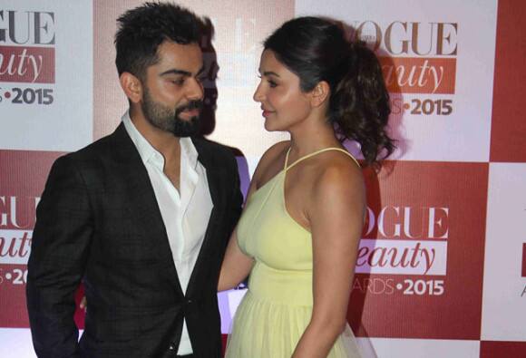 विराट म्हणाला, “आमचा साखरपुडा ठरलेला नाही, जेव्हा ठरेल तेव्हा आम्ही लपवणार नाही. काही न्यूज चॅनेलवर आमच्या साखरपुड्याबाबत चुकीच्या बातम्या चालवल्या जात आहेत. त्यामुळे हा गोंधळ दूर करुन त्यावर पडदा टाकण्याचा प्रयत्न मी करत आहे”