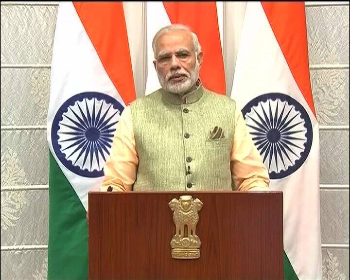 पंतप्रधान मोदींनी शेतकऱ्यांना मोठा दिलासा दिला आहे. ज्या शेतकऱ्यांनी जिल्हा सहकारी बँका आणि सोसायटी बँकांकडून खरिप किंवा रब्बी हंगामासाठी कर्ज घेतलं होतं, त्यांचं 60 दिवसांचं कर्ज केंद्र सरकार भरेल, अशी घोषणा मोदींनी केली. हे पैसे शेतकऱ्यांच्या खात्यात जमा होतील.