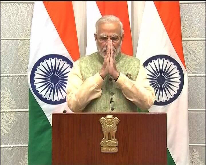 नवी दिल्ली : पंतप्रधान नरेंद्र मोदी यांनी देशवासियांना नववर्षाच्या पूर्व संध्येला मोठं गिफ्ट दिलं आहे. व्यापारी, शेतकरी, मध्यमवर्गीय आणि महिलांसाठी पंतप्रधान मोदींनी अनेक योजना जाहीर केल्या आहेत.