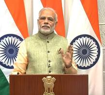 मोदींनी संसदेबाहेर प्री-बजेट भाषण वाचून दाखवलं, विरोधकांची टीका