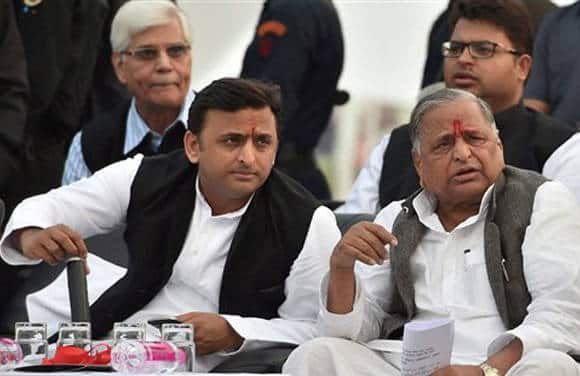 2. मुलायम सिंह यांना समाजवादी पक्षाचे 'मार्गदर्शक' करण्यात आले.