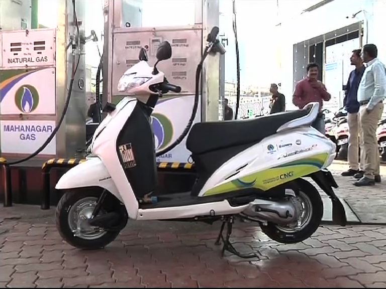 CNG वर चालणाऱ्या स्कूटीचं मुंबईत अनावरण