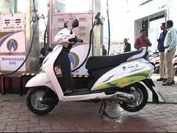 CNG वर चालणाऱ्या स्कूटीचं मुंबईत अनावरण