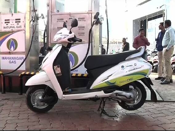 CNG वर चालणाऱ्या स्कूटीचं मुंबईत अनावरण CNG वर चालणाऱ्या स्कूटीचं मुंबईत अनावरण