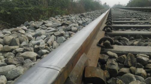Repair Work On Mumbai Pune Railway Line Traffic Disruption On Both Sides मुंबई-पुणे रेल्वे मार्गावर दुरुस्तीचं काम, दोन्ही बाजूची वाहतूक विस्कळीत