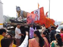 बाळासाहेबांच्या पुतळ्याचं कल्याणमध्ये आगमन 