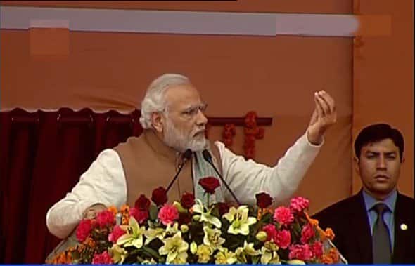 एरव्ही कधीही एकमत न होणारे पक्ष नोटाबंदी होताच सरकारविरोधात एकवटले आहेत, असं म्हणत मोदींनी समाजवादी पक्ष, बसपावर तिखट प्रहार केला. इतकंच नाही, तर या सभेतून मोदींनी काँग्रेसचाही समाचार घेतला.