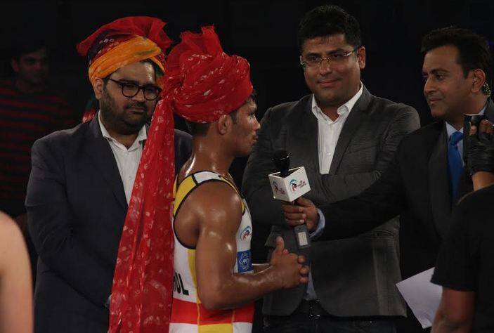 रिओ ऑलिम्पिकमधल्या 57 किलो वजनी गटात भारताचं प्रतिनिधित्त्व कुणी करायचं यासाठी चुरस होती. पण भारतीय कुस्ती महासंघानं त्या वेळी निवड चाचणी न घेताच संदीप तोमरला रिओचं तिकीट दिलं होतं. 