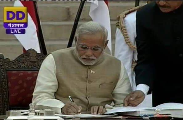 पंतप्रधान मोदी आपल्या खिशाला जे पेन लावतात, त्या पेनची किंमत शे-पाचशे किंवा हजार नाही, तर लाखो रुपयात आहे. 