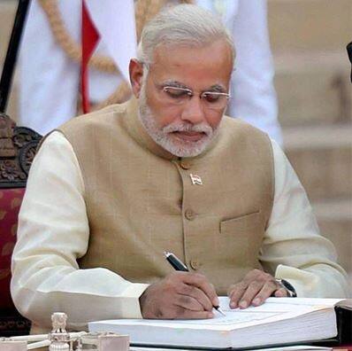 लाखोच्या सूटमुळे वादात सापडलेले पंतप्रधान नरेंद्र मोदी पुन्हा एकदा चर्चेत आले आहेत. यावेळी मोदींनी महागड्या पेनमुळे लक्ष वेधून घेतलं आहे. 