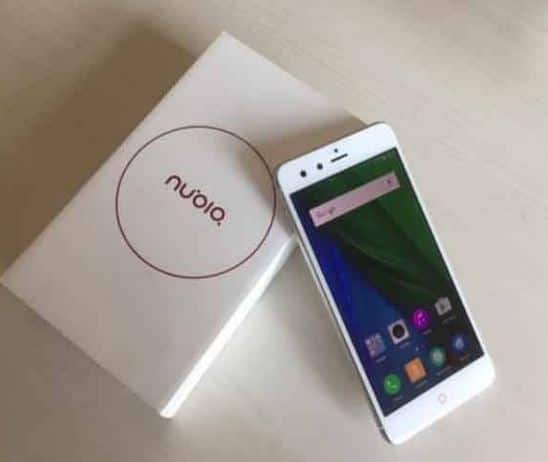 नूबिया Z11 (किंमत 12,999 रुपये): कमी किमतीच्या पण सर्वोत उपयुक्त अशा स्मार्टफोन सिरीजमध्ये नूबिया Z11 हा स्मार्टफोन छुपा रुस्तम आहे. 12,999 रुपये इतक्या कमी किमतीत सर्वात चांगली कॅमेरा क्वॉलिटी तुम्हाला मिळू शकते. जर या फोनमध्ये 4K व्हिडीओ रेकॉर्डिंगची सुविधा उपलब्ध असती, तर इतर स्मार्टफोनला मागे टाकून या स्मार्टफोनने बाजी मारली असती, असे मत अनेक टेक्नॉलॉजिस्टचे आहे.