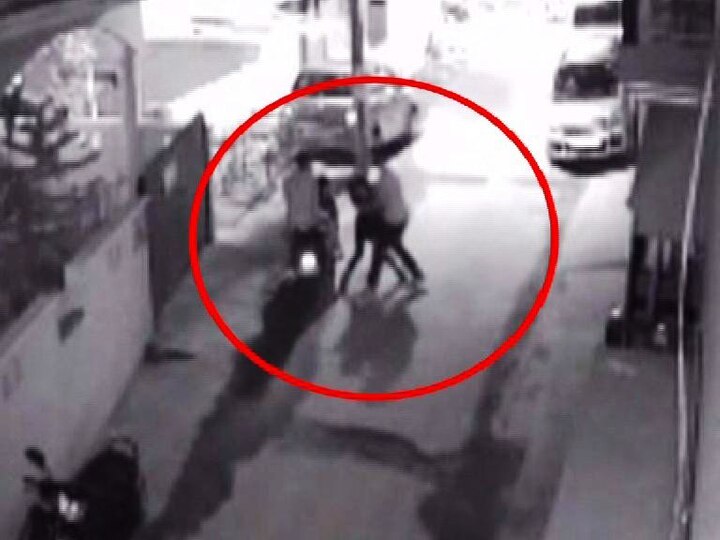 Shameful Video Of Sexual Attack On Bangalore Girl बंगळुरुत तरुणीचा विनयभंग, घृणास्पद कृत्य सीसीटीव्हीत कैद