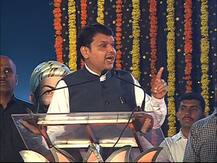 गडकरींचा पुतळा हटवणाऱ्यांचा बोलवता धनी शोधू : मुख्यमंत्री