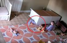 VIDEO : कपाटाखाली अडकलेल्या भावाला वाचवणारा 2 वर्षांचा चिमुकला