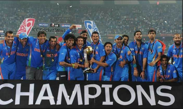 धोनीच्या नेतृत्वात टीम इंडियाने पहिल्यांदाच कसोटी रँकिंगमध्ये अव्वल येण्याचा मान मिळवला.