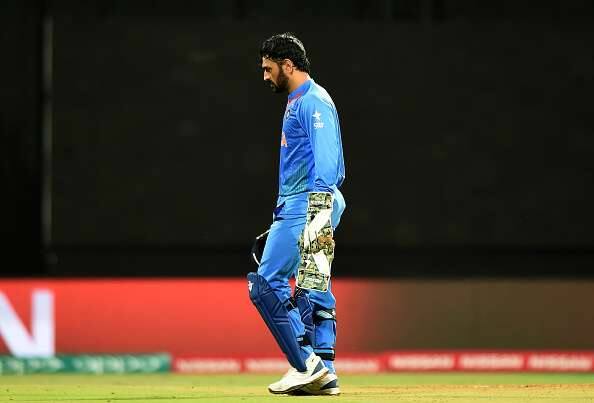 ऑस्ट्रेलियाने 2016 मध्ये भारताला 4-1 ने धूळ चारली. जून 2016 मध्ये झिम्बाम्ब्वेविरुद्ध विजय मिळवत धोनीने 20 महिन्यांपासून कायम असलेली पराभवाची मालिका खंडित केली. 2016 मध्ये खेळलेल्या 13 वन डे सामन्यांपैकी 7 सामन्यात विजय मिळाला, तर 6 सामन्यात पराभवाला सामोरं जावं लागलं.