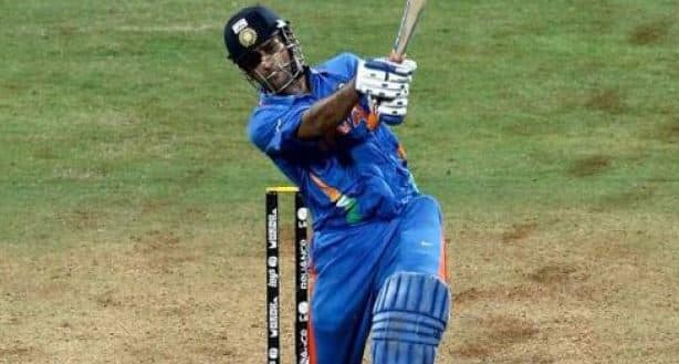3) धोनीचा सिक्सर, भारताचा विजय वनडे विश्वचषकाची 2011 ची फायनलही भारतीयांच्या स्मरणात आहे. फायनलमध्ये श्रीलंकेच्या कुलसेखराच्या चेंडूवर धोनीने सिक्सर ठोकून भारताला विश्वचषक मिळवून दिला होता. भारताने 28 वर्षांनी विश्वचषक जिंकला होता. फायनलमध्ये धोनीने नाबाद 91 धावा केल्या होत्या. फायनलच्या सामन्यात धोनी फॉर्ममध्ये असलेल्या युवराज सिंहच्या अगोदर फलंदाजीसाठी आला होता. त्यामुळे सुरुवातील प्रत्येकाने युवराजऐवजी हा का आला, असा प्रश्न उपस्थित केला होता. मात्र धोनीने स्वत: कॅप्टन इनिंग खेळून सर्वांची शंका दूर केली होती. त्यावेळी मैदानात सलामीवीर गौतम गंभीर होता, त्यामुळे उजवा-डावा हे सूत्र धोनीला कायम ठेवायचं होतं, त्यामुळे तो युवराजच्या आधी फलंदाजीसाठी मैदानात उतरला होता. 