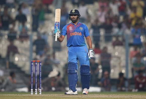 6) रोहित शर्माचं नशीब पालटलं टॅलेंटने भरलेला फलंदाज म्हणून रोहित शर्मा परिचित आहे. मात्र रोहित शर्मा त्याच्या कुवतीप्रमाणे फलंदाजी करत नव्हता. धोनीने रोहित शर्माला सलामीसाठी प्रमोट केलं आणि रोहित शर्माचं नशीब पालटलं. सलामीवीर म्हणून रोहित शर्माने 50 सामन्यात 50 पेक्षा जास्त सरासरीने धावा केल्या आहेत. इतकंच नाही तर जगात कुणालाही न जमलेली कामगिरी म्हणजेच दोन द्विशतकंही झळकावली. 