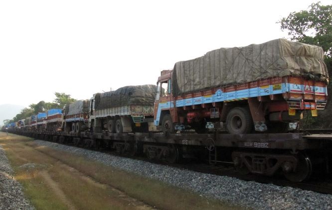Goods Truck To Be Transported Through Goods Train In Thane मालवाहू ट्रकची रेल्वे मालगाडीवरुन वाहतूक, ठाण्यात अनोखा उपाय