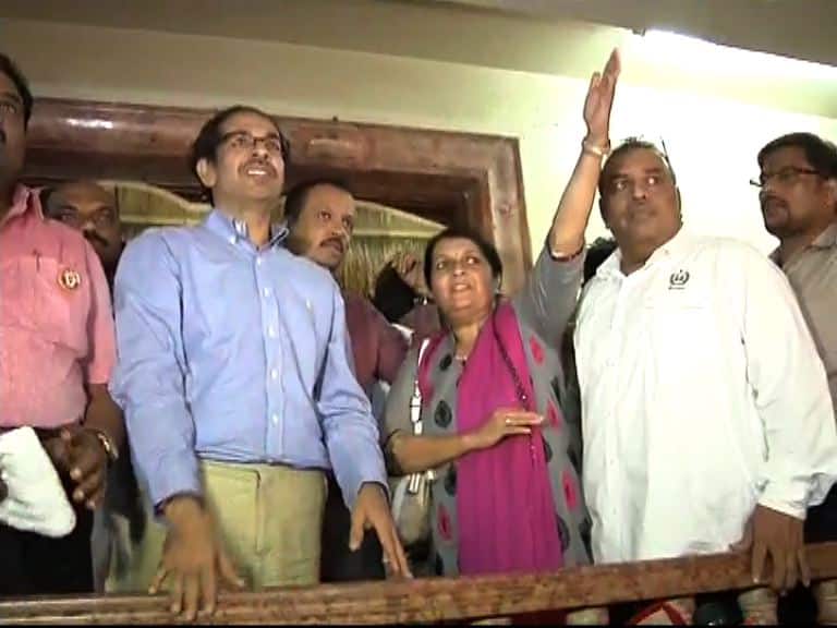 Anjali Damania Seeks Uddhav Thackerays Help For Cambata Employees 'खंबाटा'च्या कर्मचाऱ्यांना न्याय मिळवून देणार : उद्धव ठाकरे