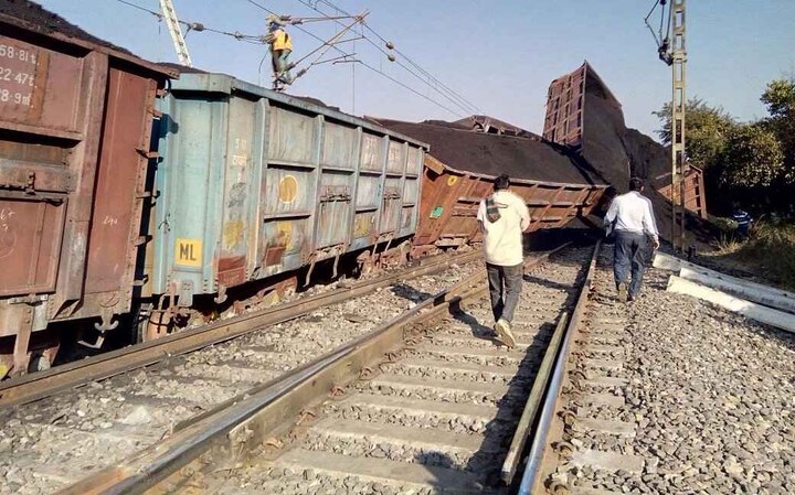 Goods Train Derailed At Wihirgaon Station In Chandrapur चंद्रपुरात मालगाडीचे 16 डबे घसरले, वाहतूक विस्कळीत, अनेक गाड्या रद्द
