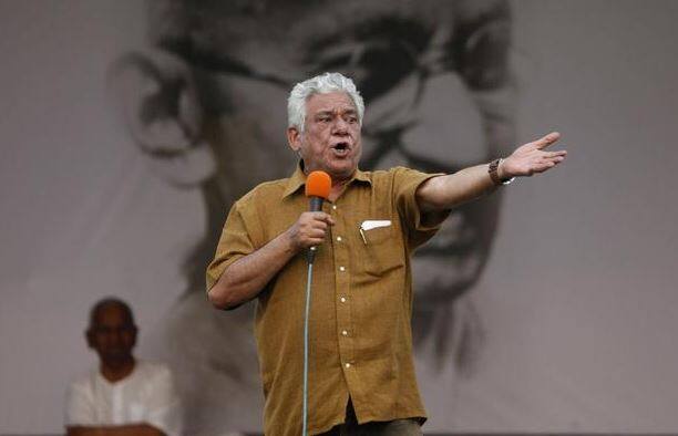 2) आण्णा हजारे यांच्या रामलीला मैदानावरील उपोषणावेळी ओम पुरी यांनी त्यांच्या मंचावर हजेरी लावली होती. त्यावेळी ओम पुरी यांनी राजकीय नेत्यांवर सडेतोड भाषेत टीका केली होती. 