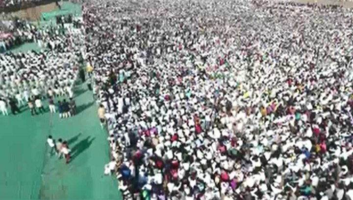  या मोर्चाचेही नेतृत्व मुलींनी केले. मुस्लिम समाजातील मुलींच्या हस्ते विभागीय आयुक्तांना निवेदन देऊन मोर्चाचा समारोप करण्यात आला. 