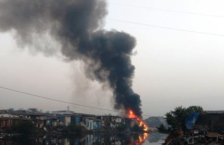 Fire Near Kurla Kapadiyanagar मुंबईत कुर्ल्याजवळ झोपडपट्टीला भीषण आग