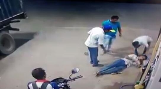 Goons Beaten Petrol Pump Employee Video Goes Viral स्थानिक गुंडांची पेट्रोल पंप कर्मचाऱ्याला अमानुष मारहाण