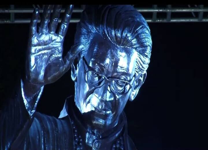 शिवसेनाप्रमुख स्वर्गीय बाळासाहेब ठाकरेंच्या पहिल्या स्मारकाचं शिवसेना पक्षप्रमुख उद्धव ठाकरेंच्या हस्ते लोकार्पण करण्यात आलं. 