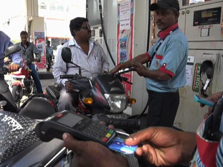 No Extra Charge For Card Payments At Petrol Pumps Says Government पेट्रोलपंपावर कार्डद्वारे पेमेंटचा ग्राहकांवर भुर्दंड नाही, केंद्राची ग्वाही