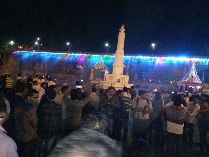 औपचारिक उद्घाटनानंतर अखेर सर्वसामान्य नाशिककरांसाठी वॉटर कर्टन सुरु झालं आहे.