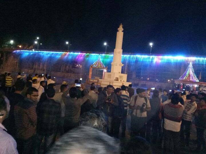 नाशिक महापालिकेत मनसेची सत्ता आहे. या सत्तेच्या माध्यमातून राज ठाकरे नाशिकचं सौंदर्य वाढवण्यासाठी अनेक प्रयत्न करताना दिसत आहेत. याच प्रयत्नाचा एक महत्त्वाचा टप्प म्हणजे 'वॉटर कर्टन'. (फोटो सौजन्य - सागर वैद्य, एबीपी माझा, नाशिक)