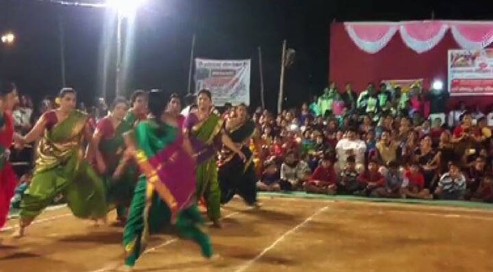 अंबरनाथमध्ये ठाणे जिल्हास्तरीय महिलांच्या कबड्डी सामन्यांचं आयोजन करण्यात आलं होतं. विशेष म्हणजे या सामन्यातील बहुतांश महिला नऊवारी साड्यांमध्ये कब्बडी खेळत होत्या. 