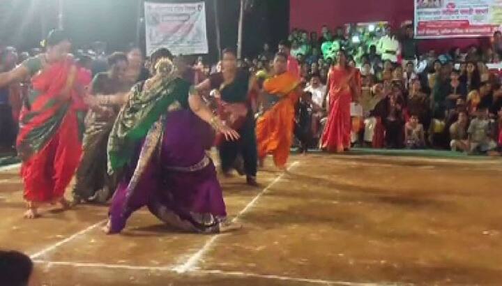 महिलांचे नऊवारीतील कब्बडी सामने पाहण्यासाठी अंबरनाथ आणि परिसरातील कब्बडी चाहत्यांनी मोठी गर्दी केली होती.