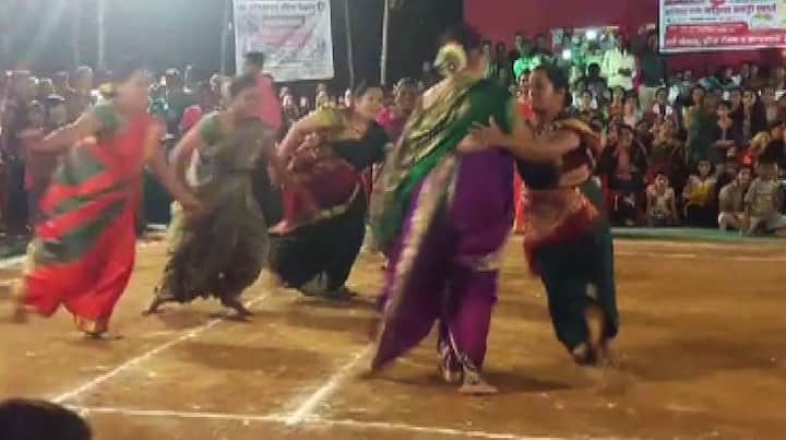 ह्या स्पर्धेसाठी १५ संघांनी भाग घेतला होता. त्यातील ३ संघातील महिला खेळाडू नऊवारी साडीत खेळत होत्या. 