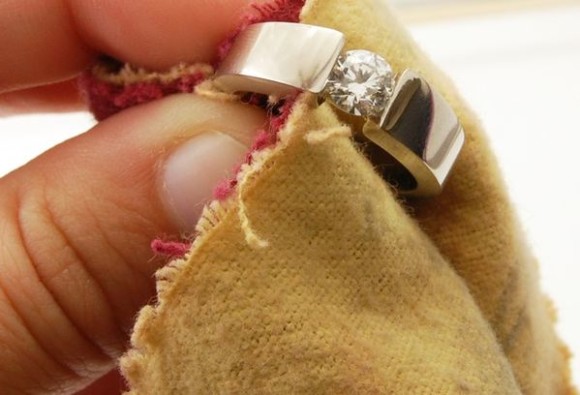 चांदी काळी पडते?, तर या टीप्स वापरा अन् चांदी चमकवा!