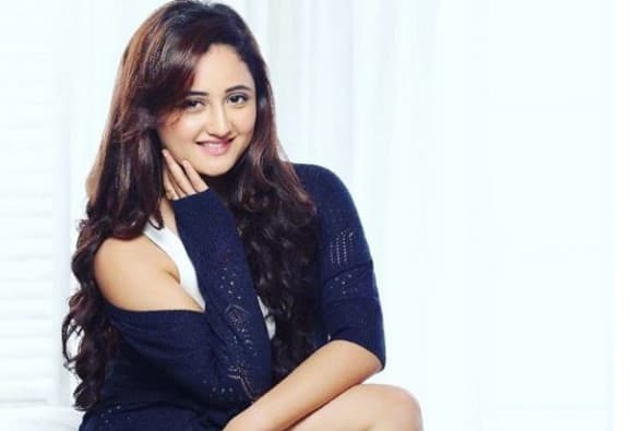 Rashami Desai Gets Injured While Shooting For Dil Se Dil Tak शूटिंगदरम्यान कारची धडक, अभिनेत्री रश्मी देसाई जखमी