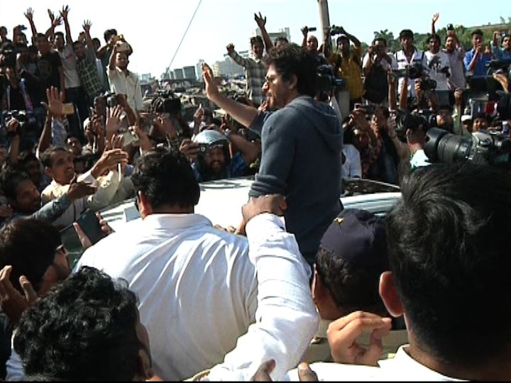 Shahrukh Khan Inaugurated Hashtag Bandra मुंबईतल्या वांद्रे परिसरात शाहरुखच्या फॅन्सची चेंगराचेंगरी